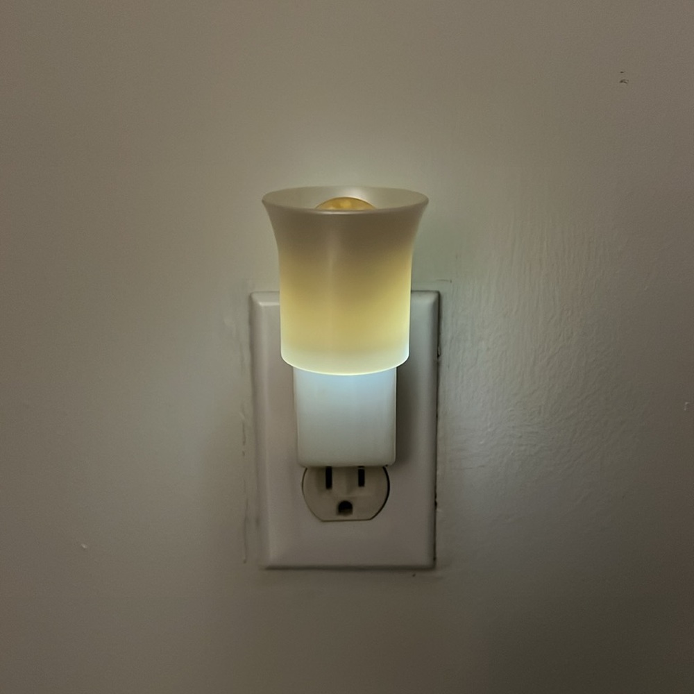 Bath & Body Works Pearl Night Light Wallflowers Plug